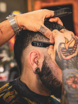 Detaj fade me brisk dhe tatuazhe