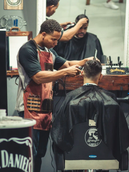 Prerje me makinë në salon